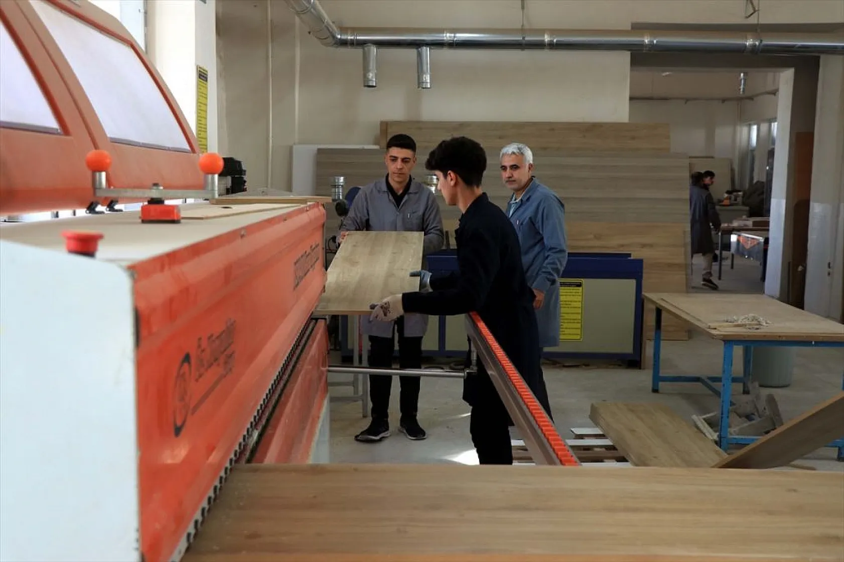 Meslek lisesi öğrencileri yenilenen okullar için mobilya üretiyor