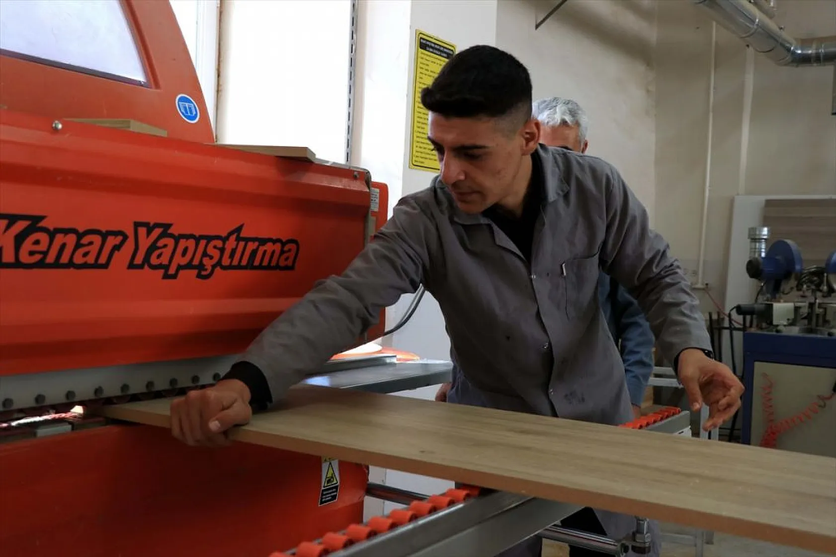 Meslek lisesi öğrencileri yenilenen okullar için mobilya üretiyor