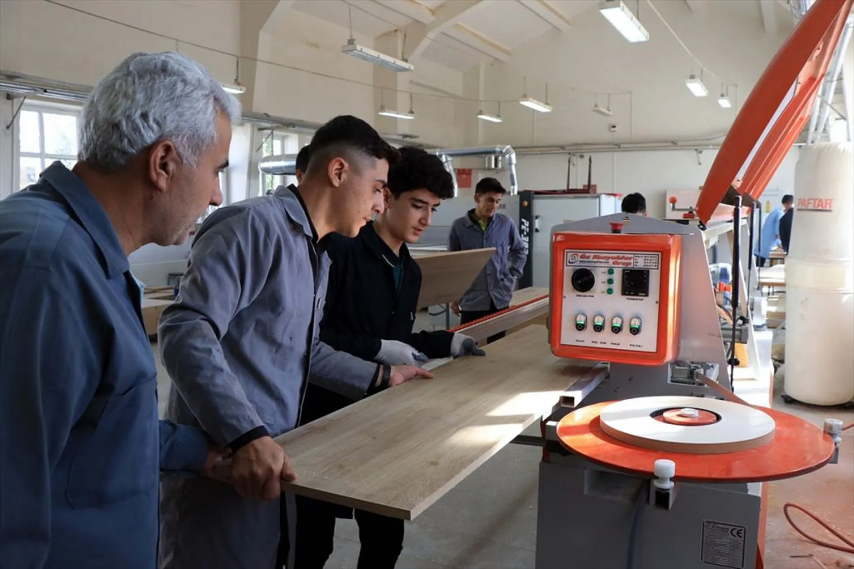 Meslek lisesi öğrencileri yenilenen okullar için mobilya üretiyor