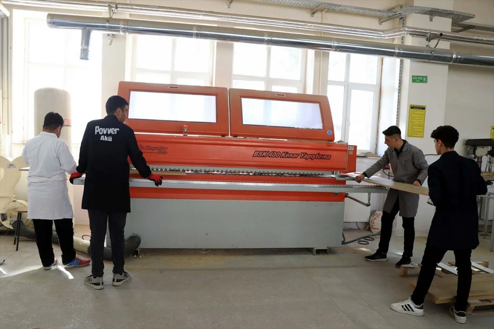 Meslek lisesi öğrencileri yenilenen okullar için mobilya üretiyor