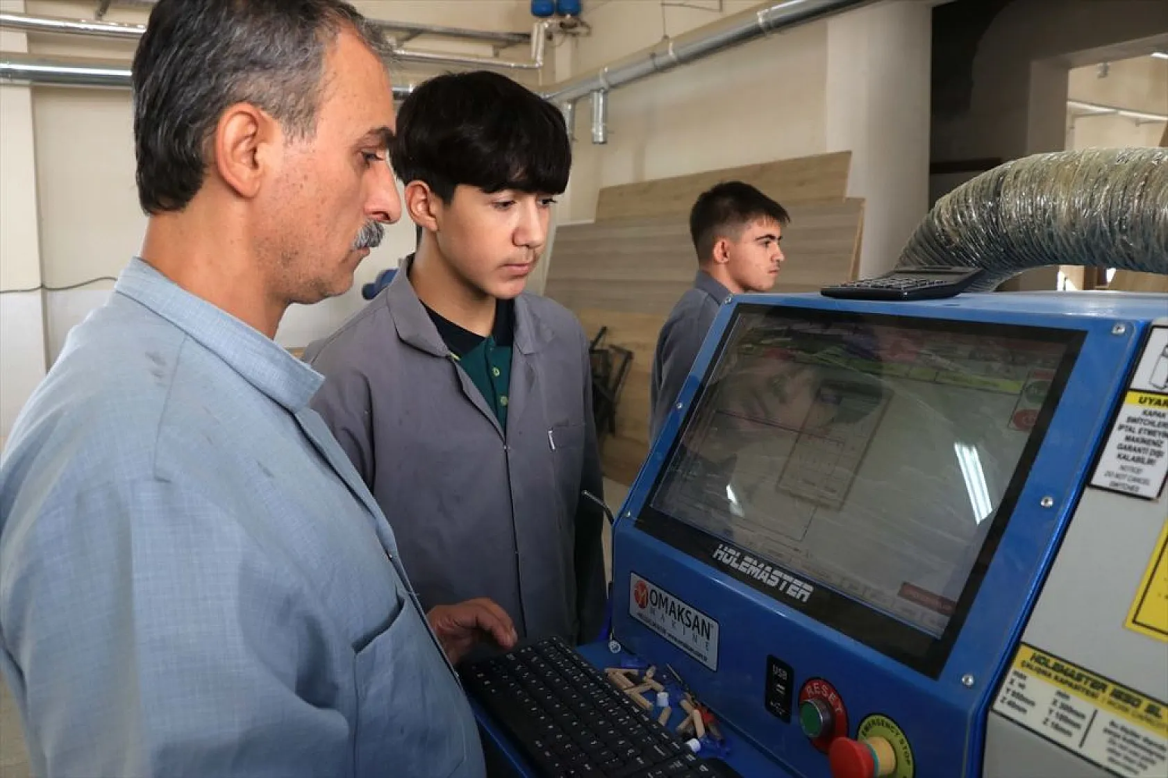 Meslek lisesi öğrencileri yenilenen okullar için mobilya üretiyor
