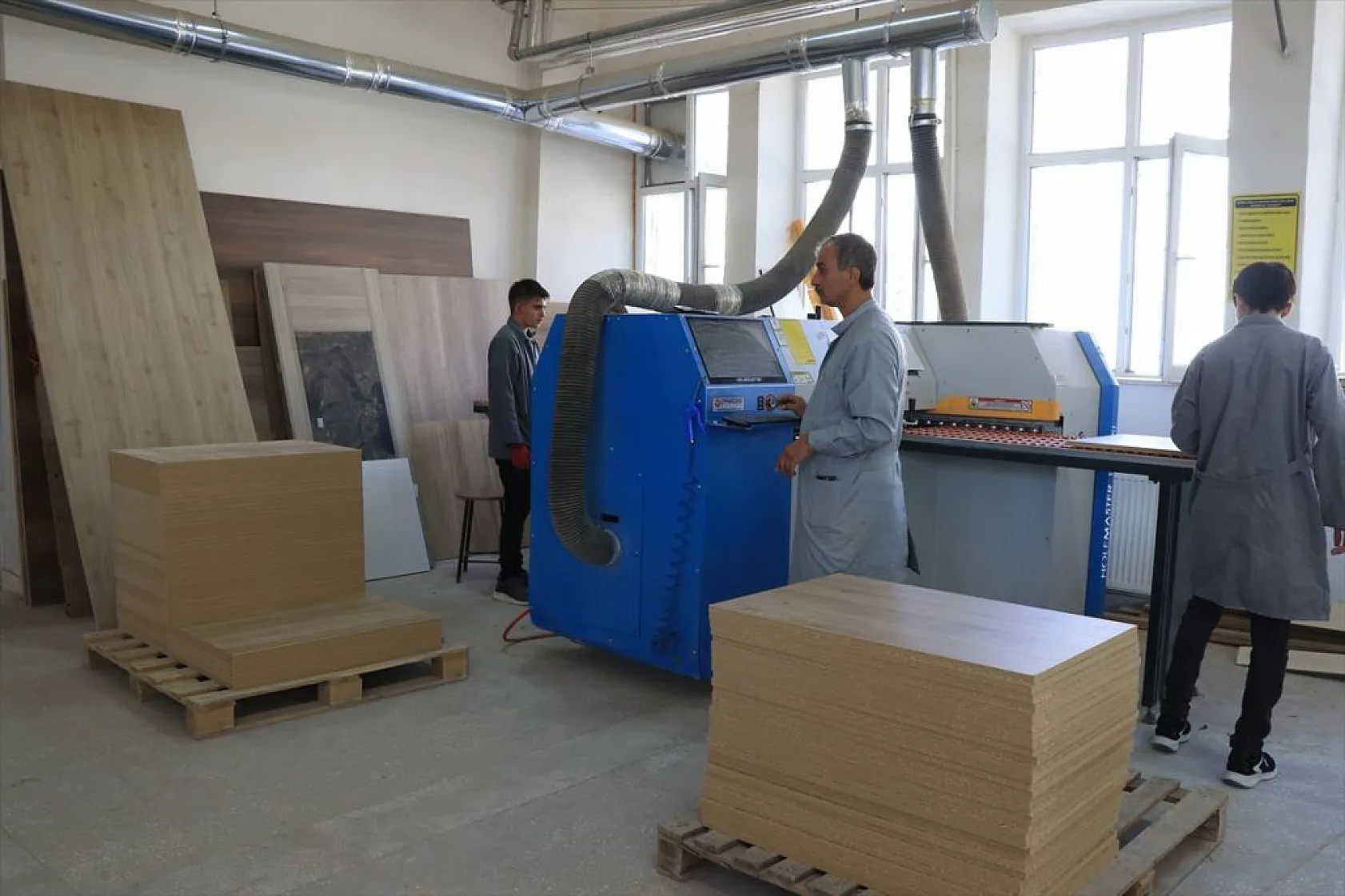 Meslek lisesi öğrencileri yenilenen okullar için mobilya üretiyor