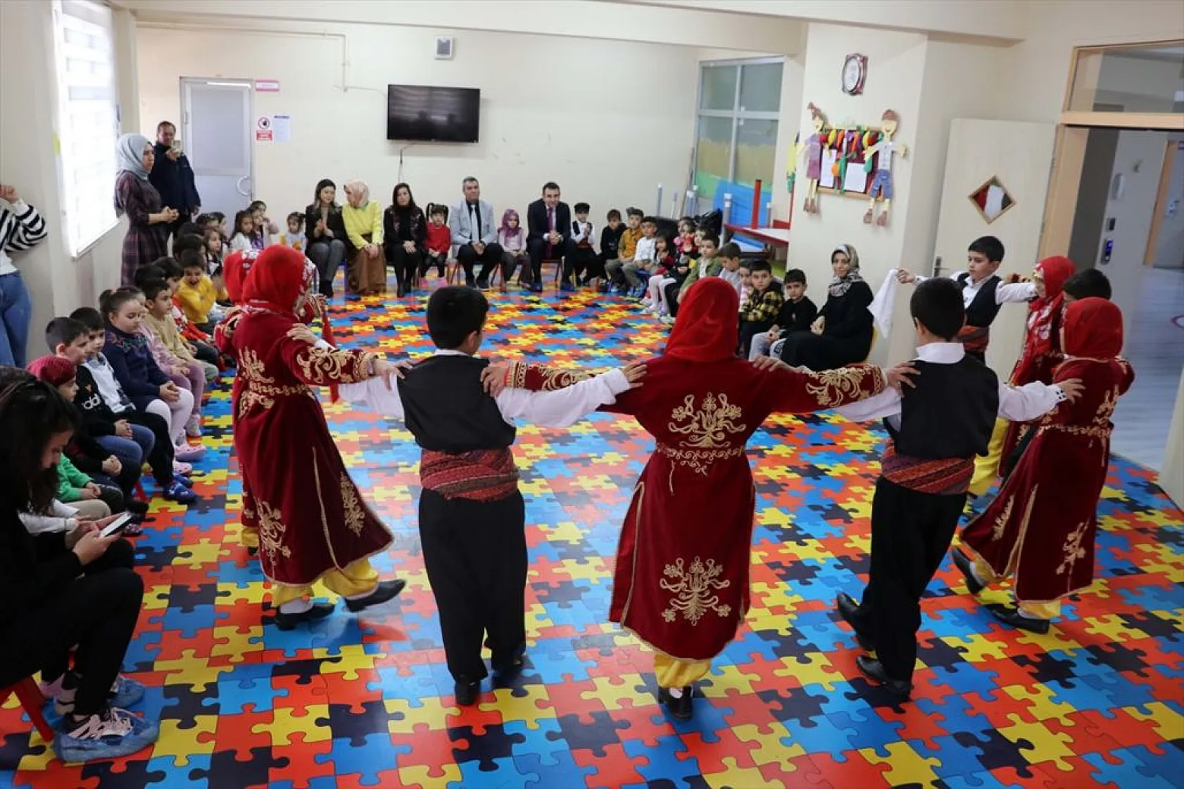 Miniklere sosyal ve kültürel değerler öğretiliyor