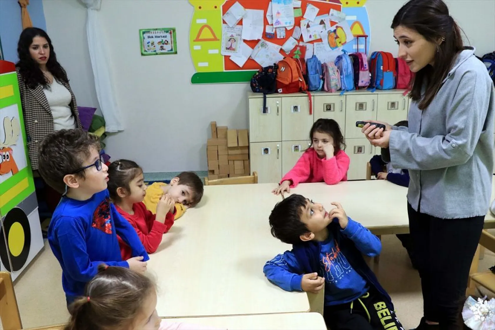 Öğrenciler sahipsiz köpek saldırılarına karşı tiyatro oyunuyla eğitiliyor