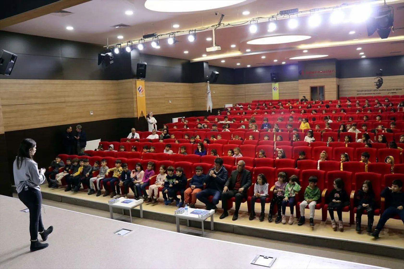 Öğrenciler sahipsiz köpek saldırılarına karşı tiyatro oyunuyla eğitiliyor