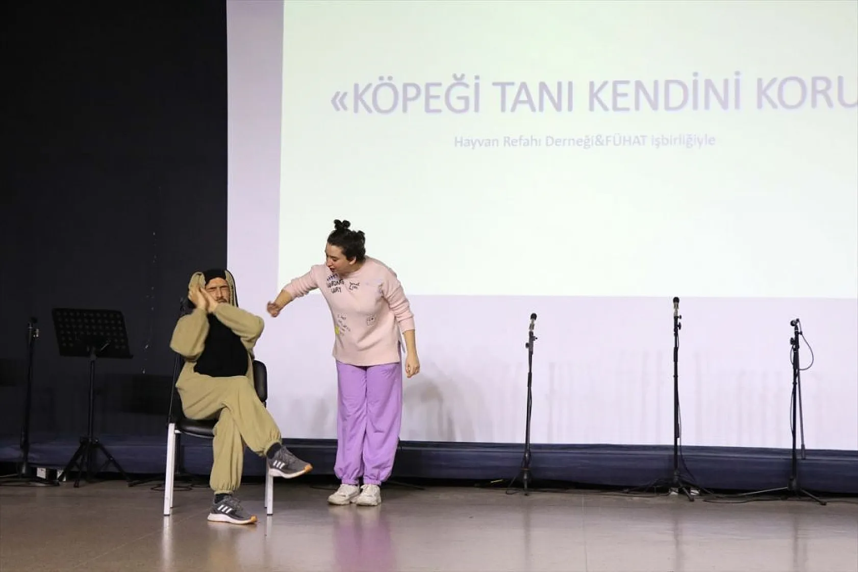 Öğrenciler sahipsiz köpek saldırılarına karşı tiyatro oyunuyla eğitiliyor