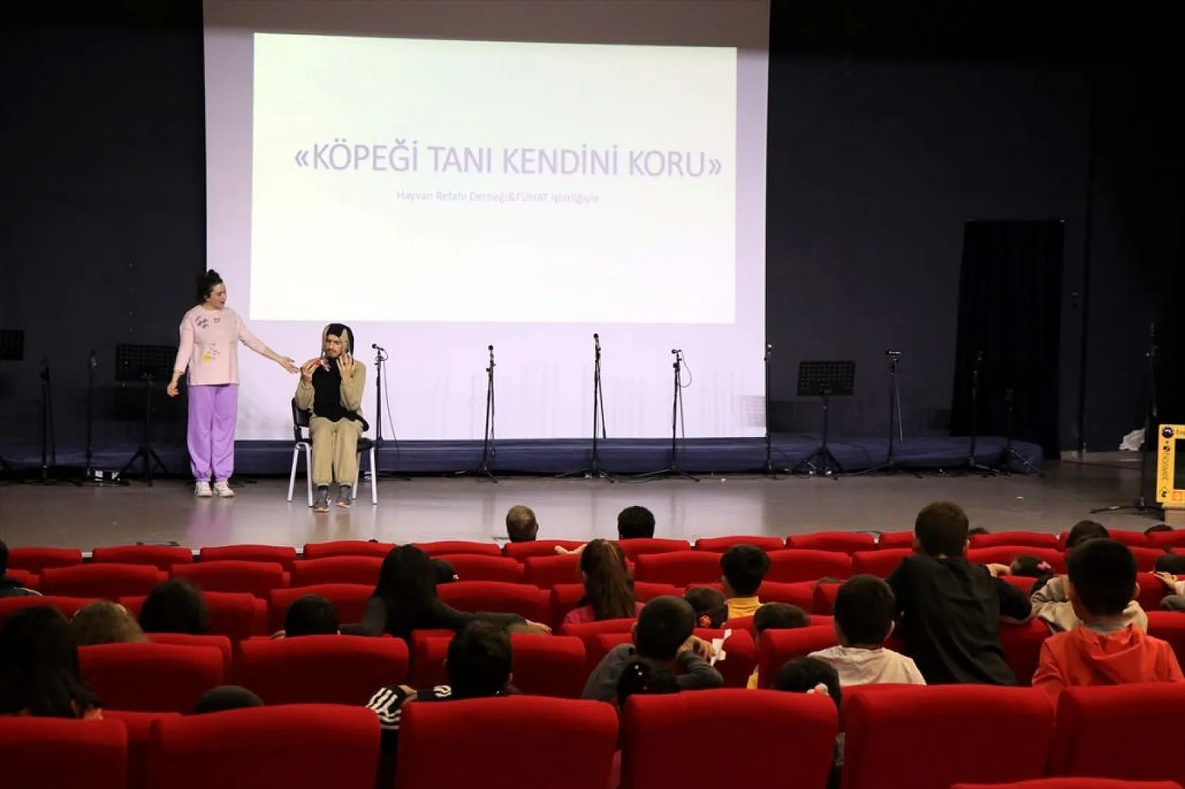 Öğrenciler sahipsiz köpek saldırılarına karşı tiyatro oyunuyla eğitiliyor