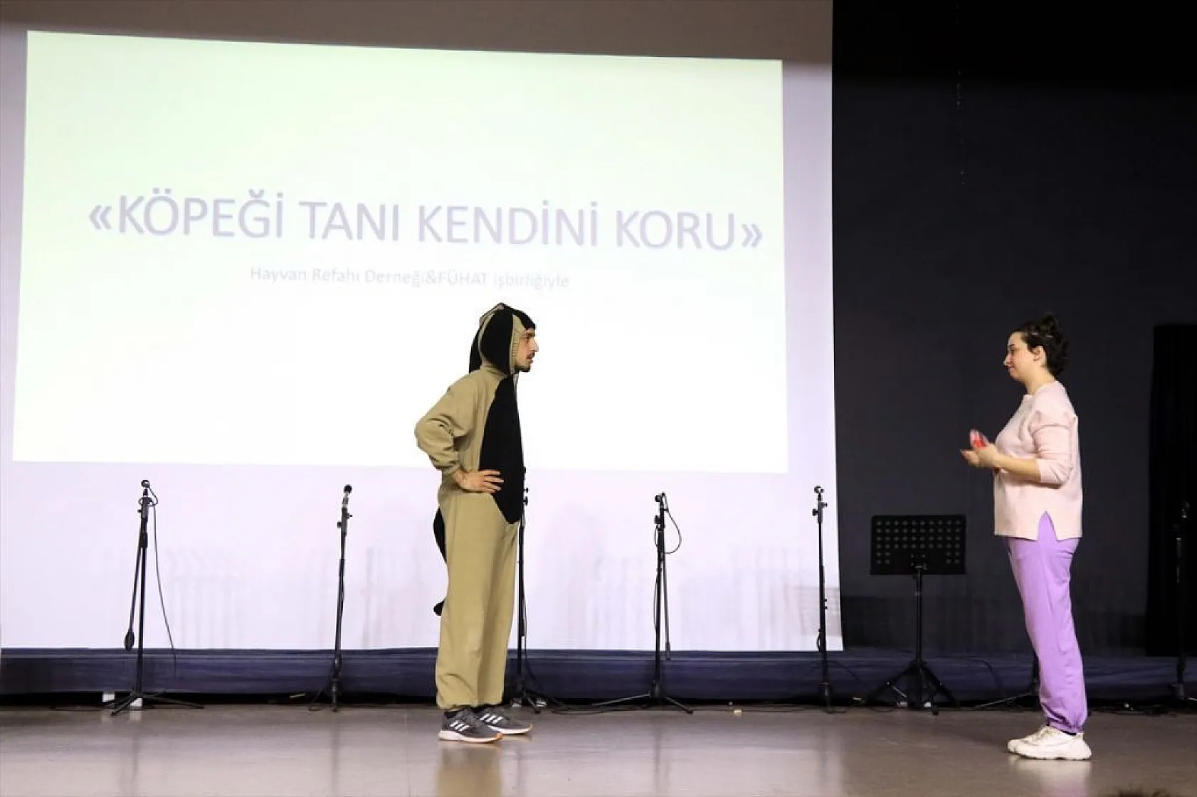 Öğrenciler sahipsiz köpek saldırılarına karşı tiyatro oyunuyla eğitiliyor