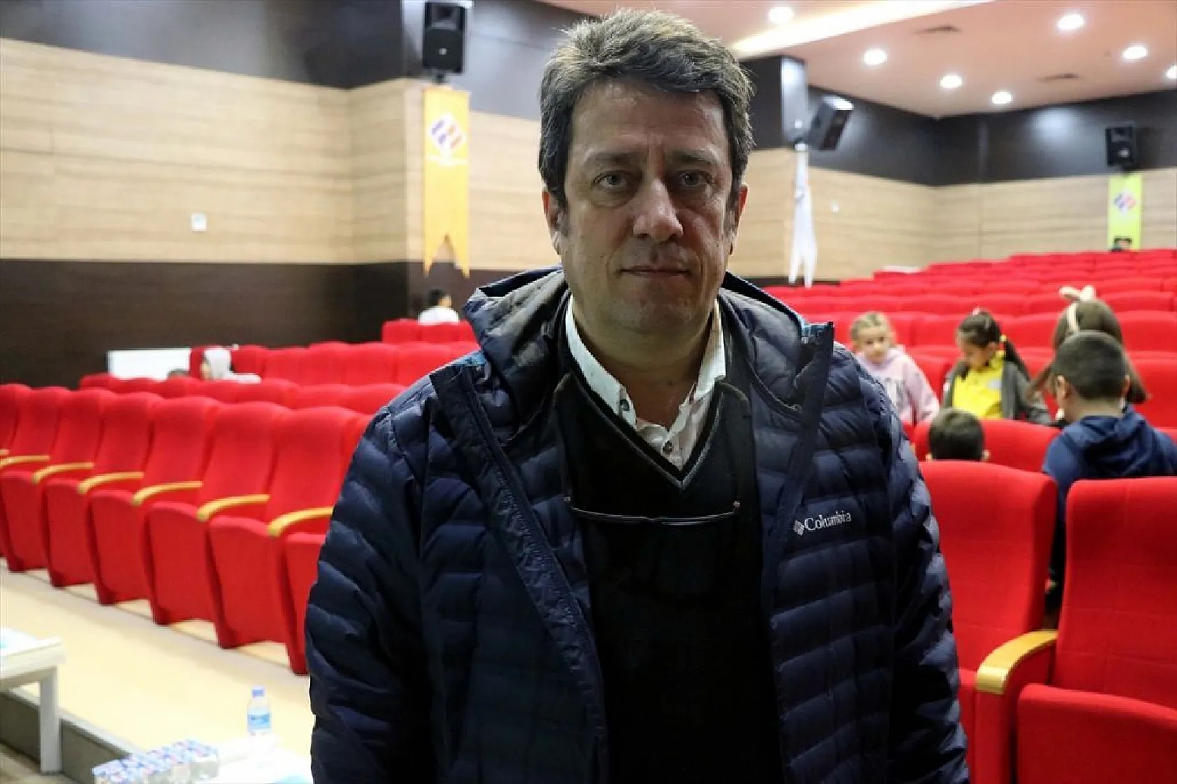 Öğrenciler sahipsiz köpek saldırılarına karşı tiyatro oyunuyla eğitiliyor