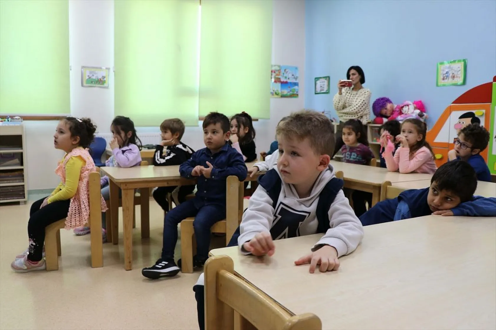 Öğrenciler sahipsiz köpek saldırılarına karşı tiyatro oyunuyla eğitiliyor