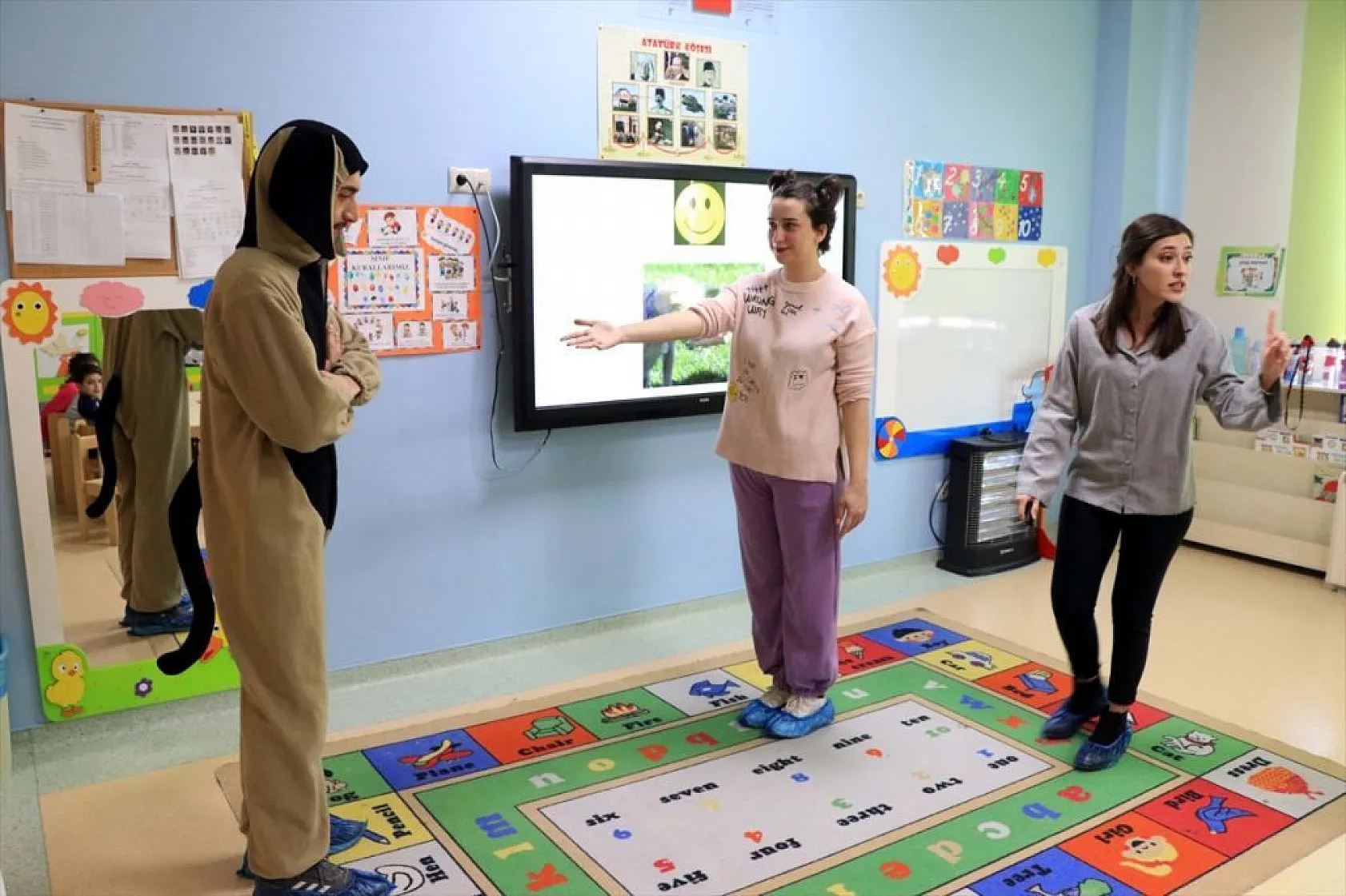 Öğrenciler sahipsiz köpek saldırılarına karşı tiyatro oyunuyla eğitiliyor