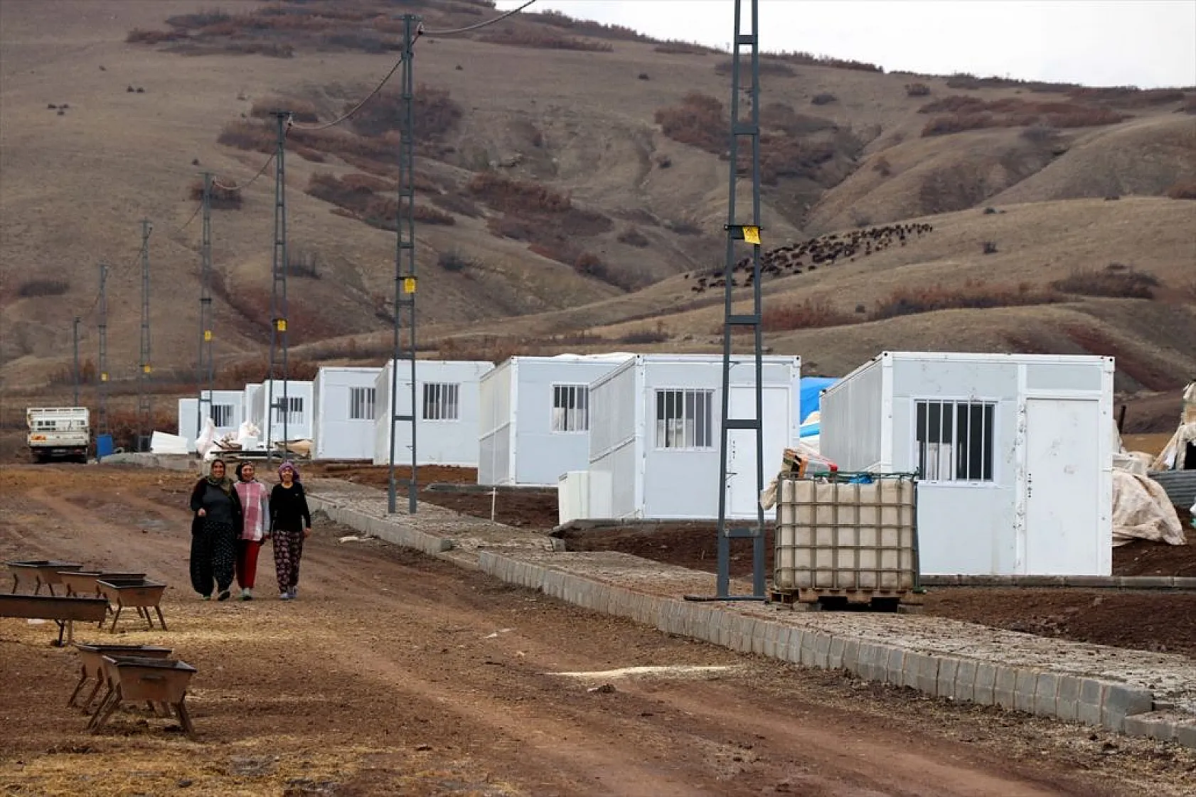 Onlarca yıllık çadır çilesi biten göçerler konteynerlere yerleşiyor