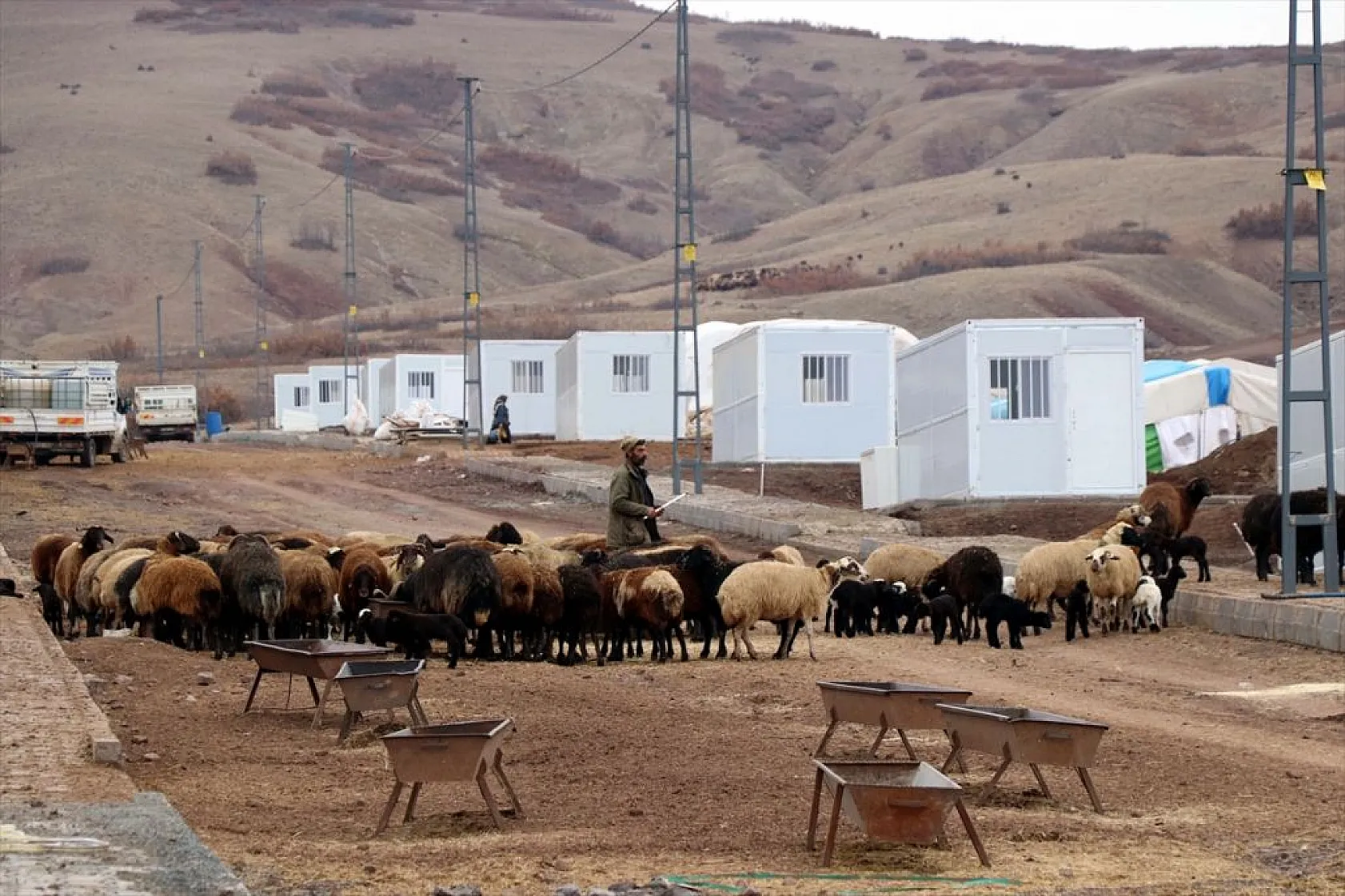 Onlarca yıllık çadır çilesi biten göçerler konteynerlere yerleşiyor