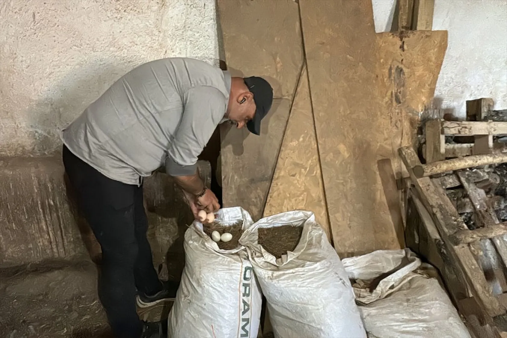 Piyanist muhtar, şarkıları artık köyündekiler için seslendiriyor