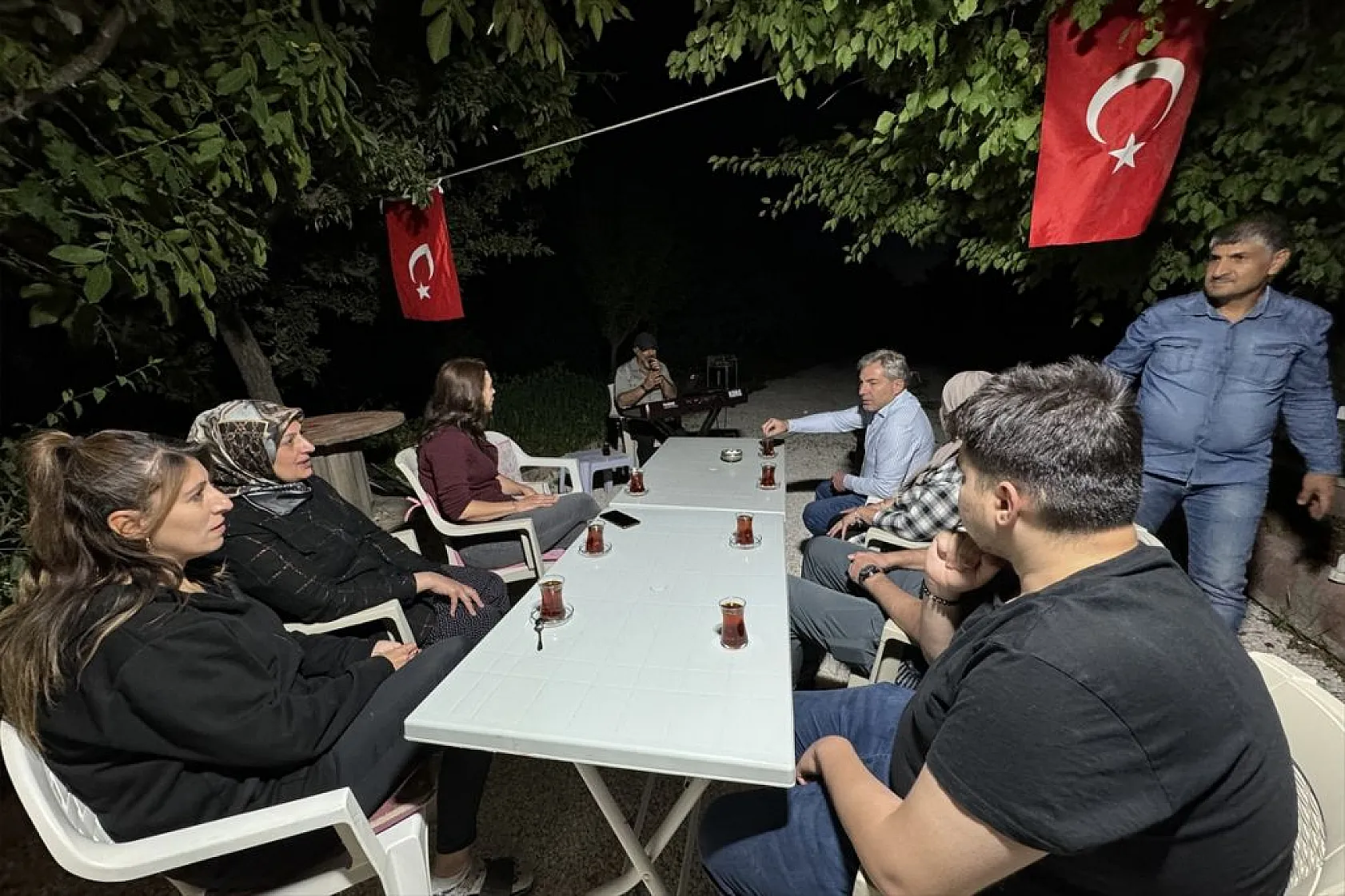 Piyanist muhtar, şarkıları artık köyündekiler için seslendiriyor