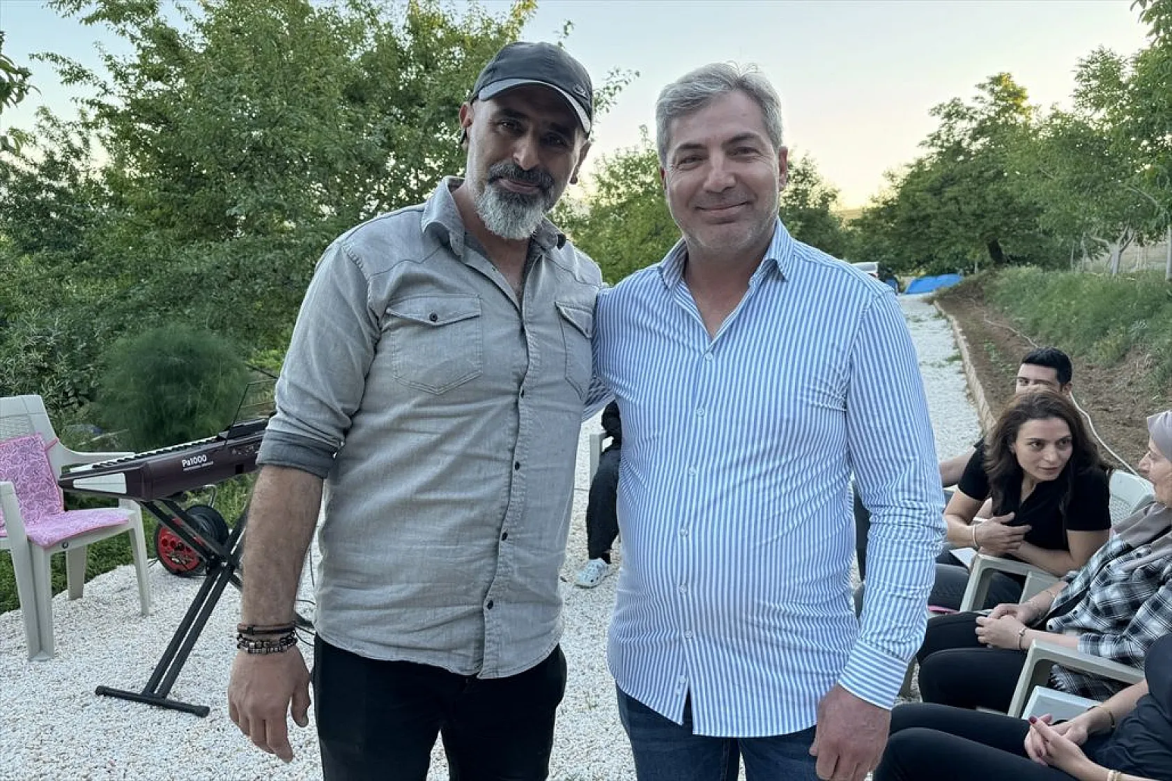 Piyanist muhtar, şarkıları artık köyündekiler için seslendiriyor