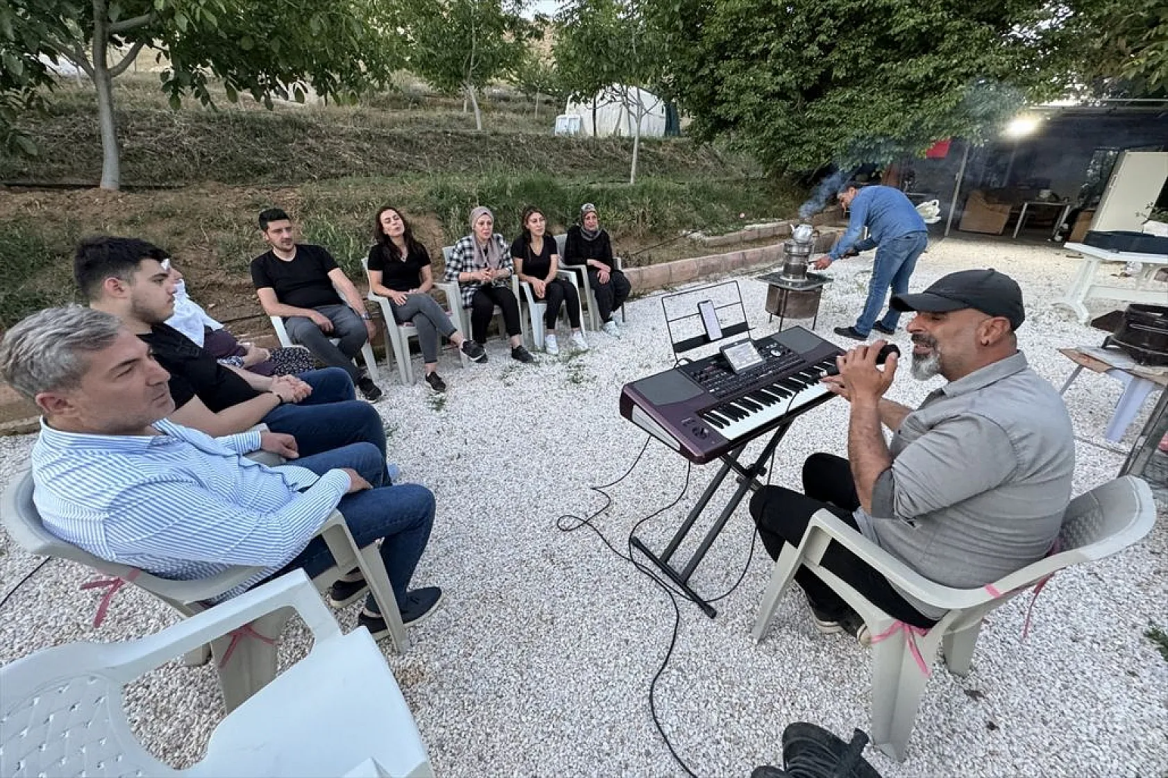 Piyanist muhtar, şarkıları artık köyündekiler için seslendiriyor