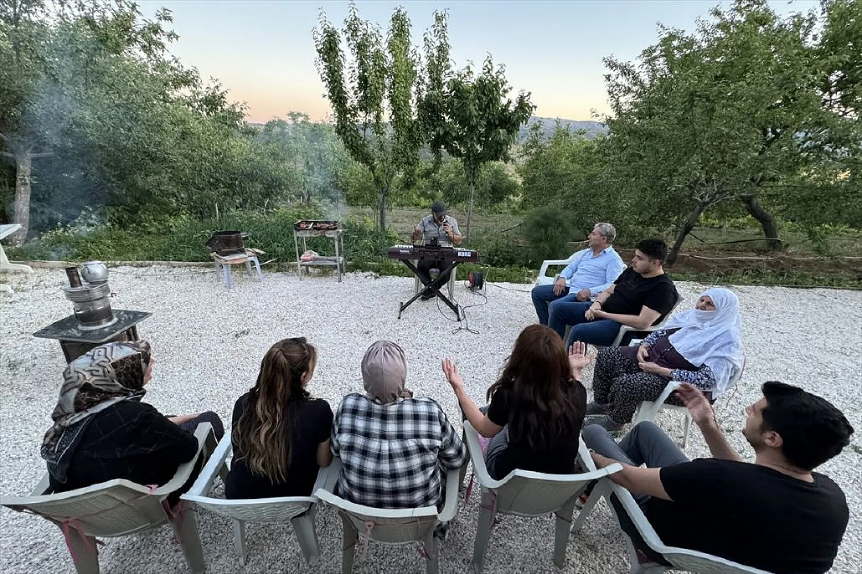 Piyanist muhtar, şarkıları artık köyündekiler için seslendiriyor