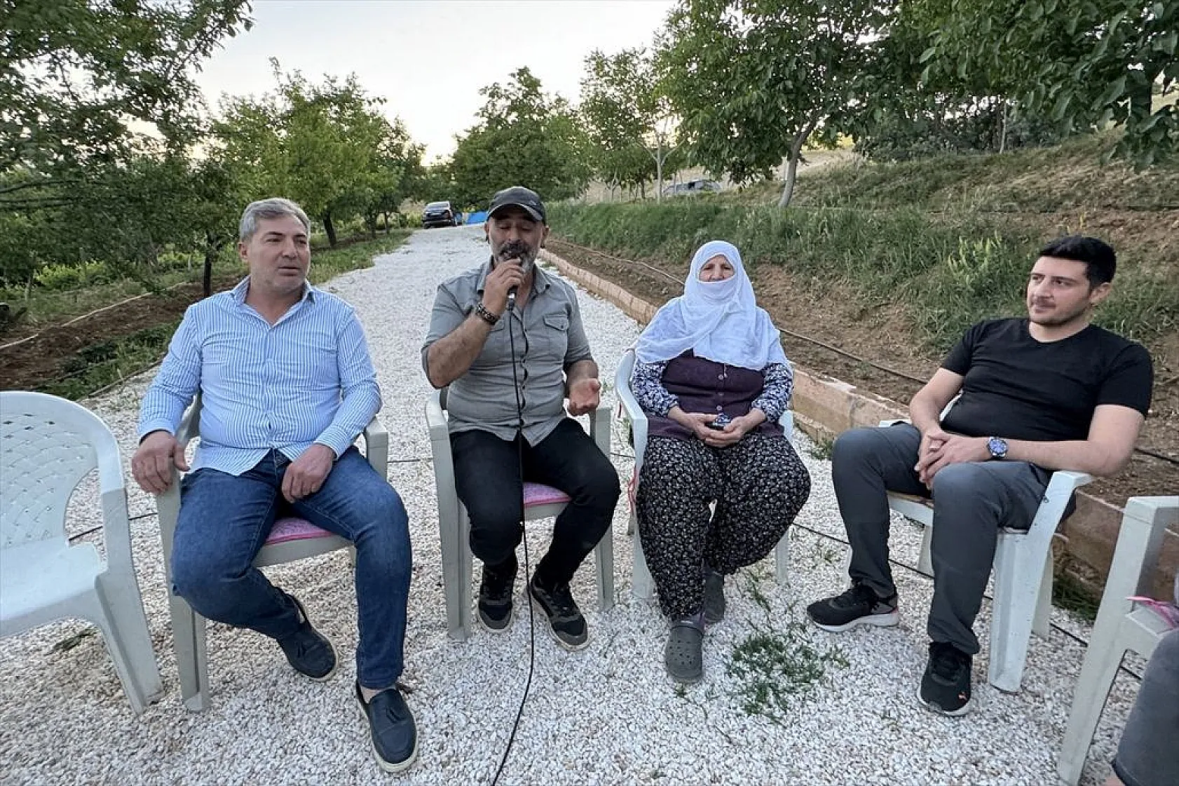 Piyanist muhtar, şarkıları artık köyündekiler için seslendiriyor