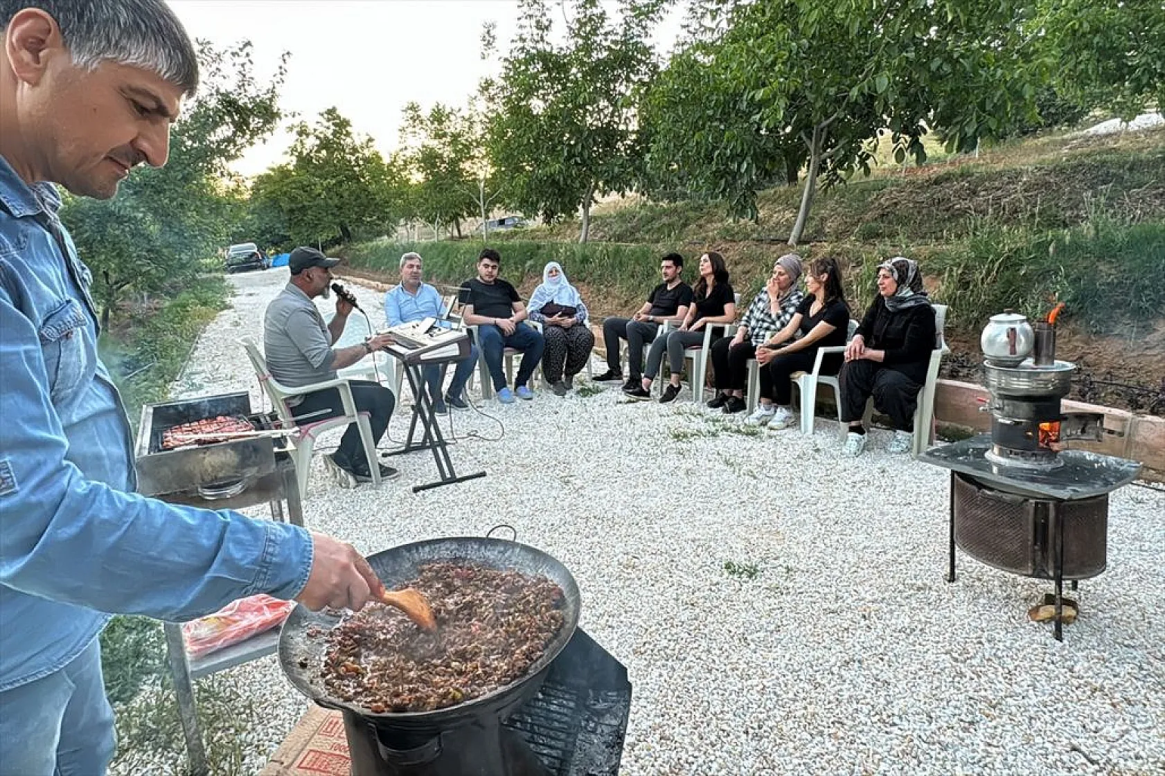 Piyanist muhtar, şarkıları artık köyündekiler için seslendiriyor