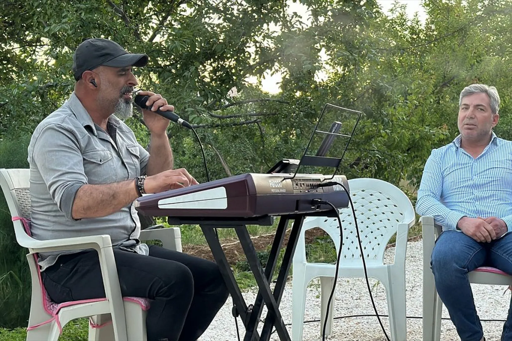 Piyanist muhtar, şarkıları artık köyündekiler için seslendiriyor