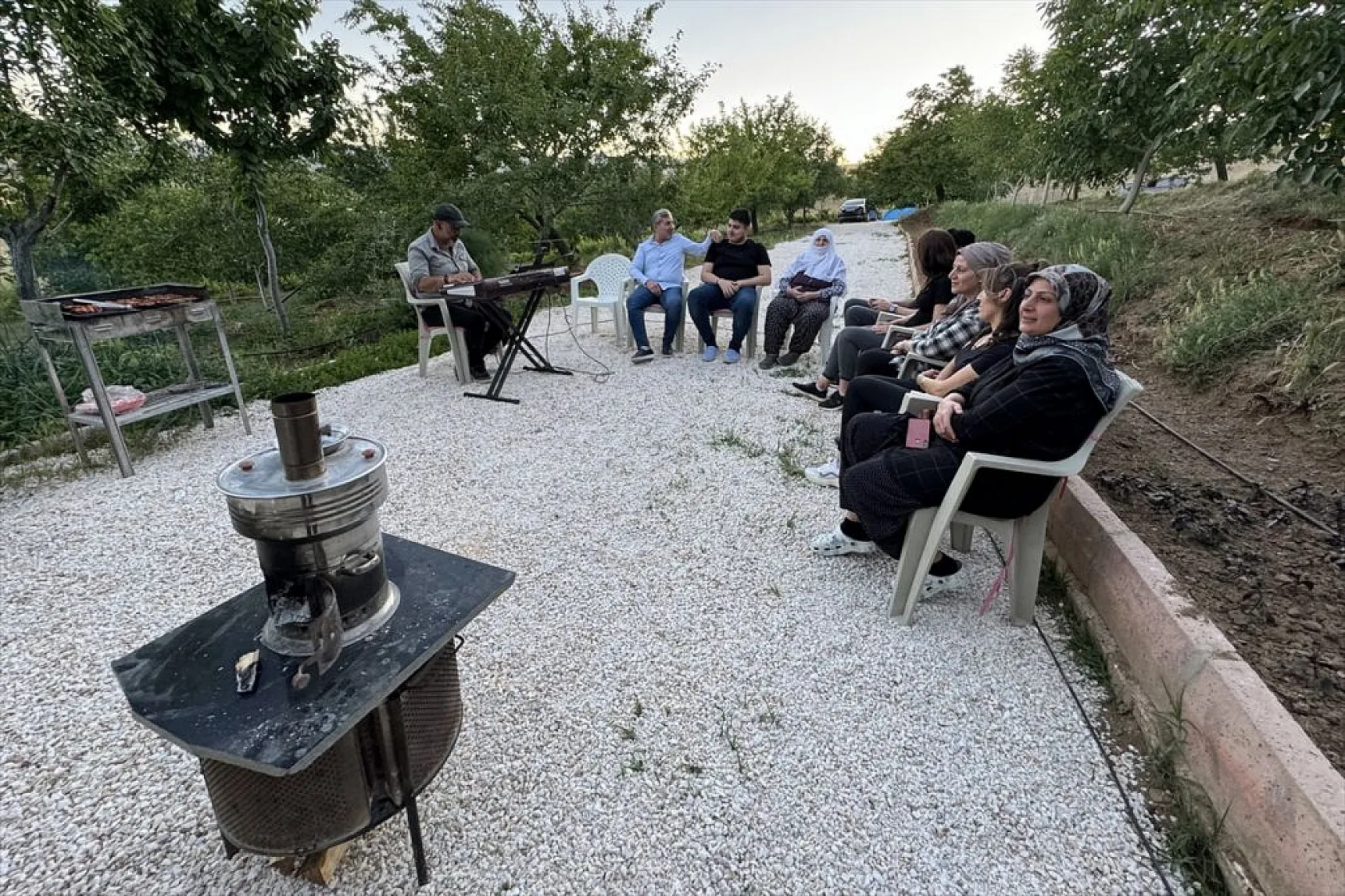 Piyanist muhtar, şarkıları artık köyündekiler için seslendiriyor