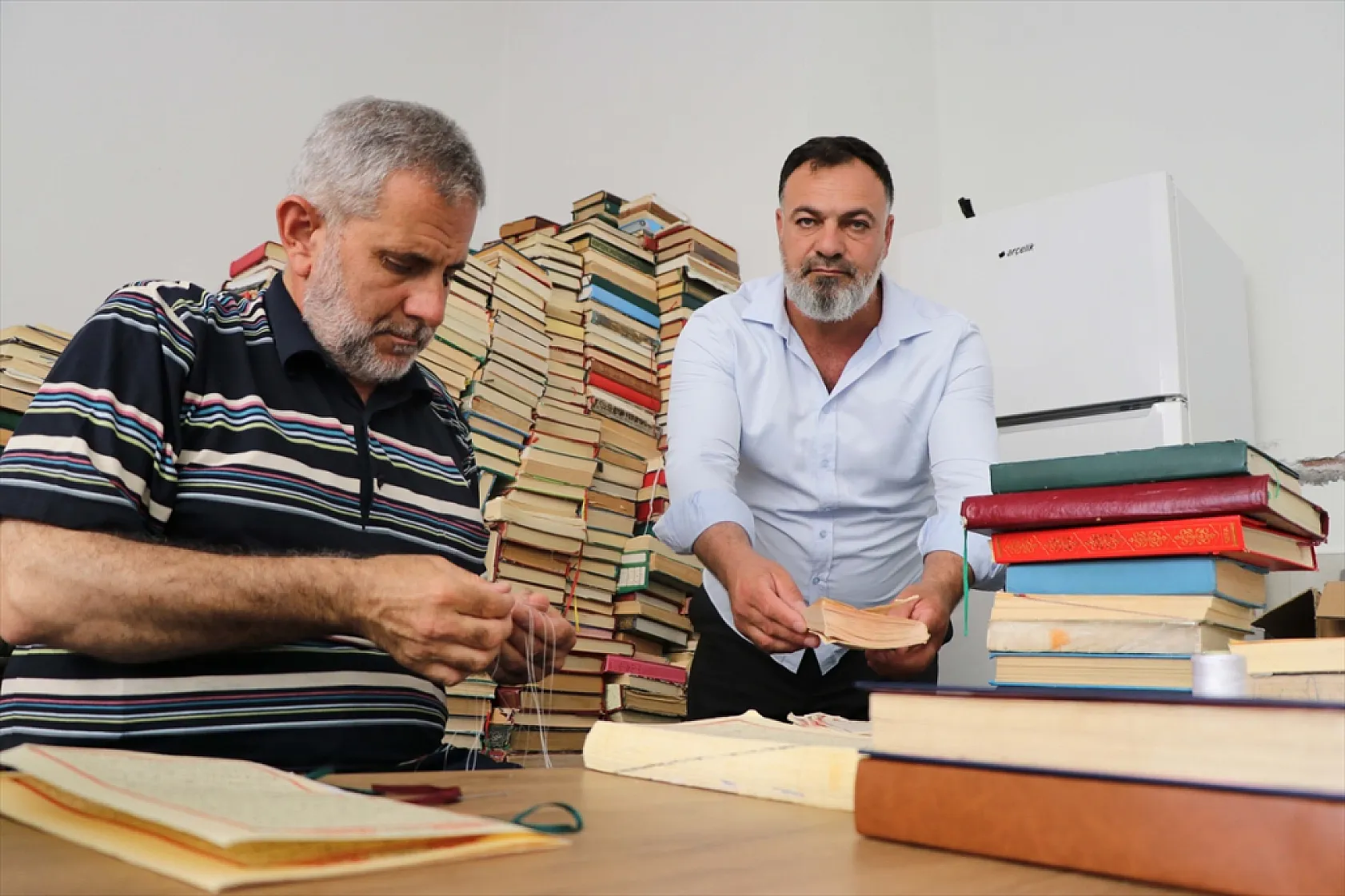 Şehit oğlunun hayrına Kur'an-ı Kerim onarıyor