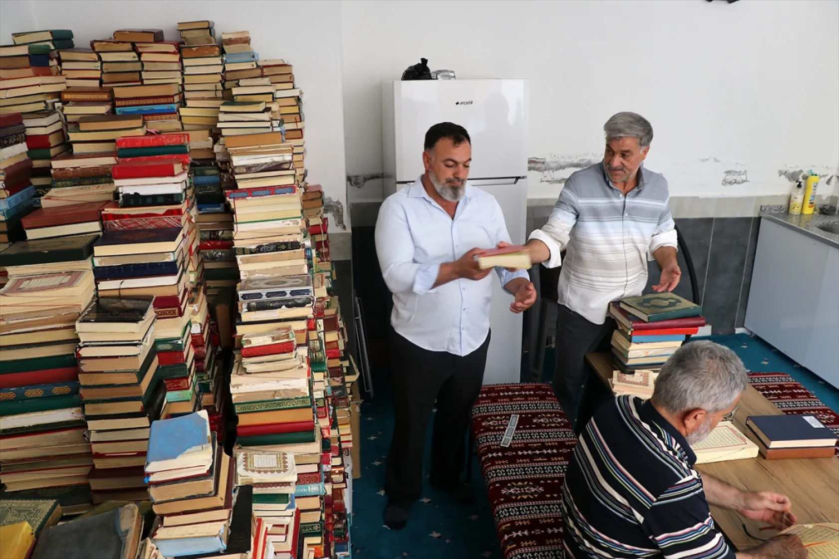 Şehit oğlunun hayrına Kur'an-ı Kerim onarıyor