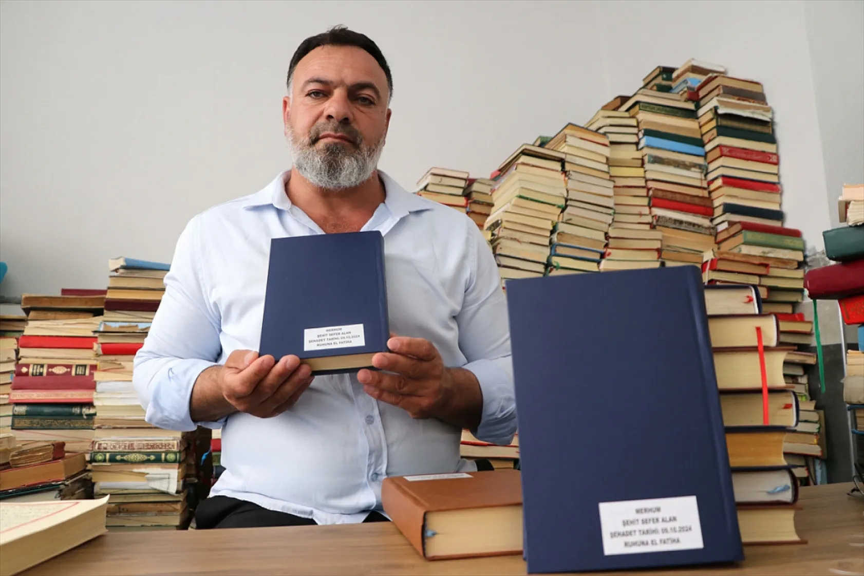 Şehit oğlunun hayrına Kur'an-ı Kerim onarıyor