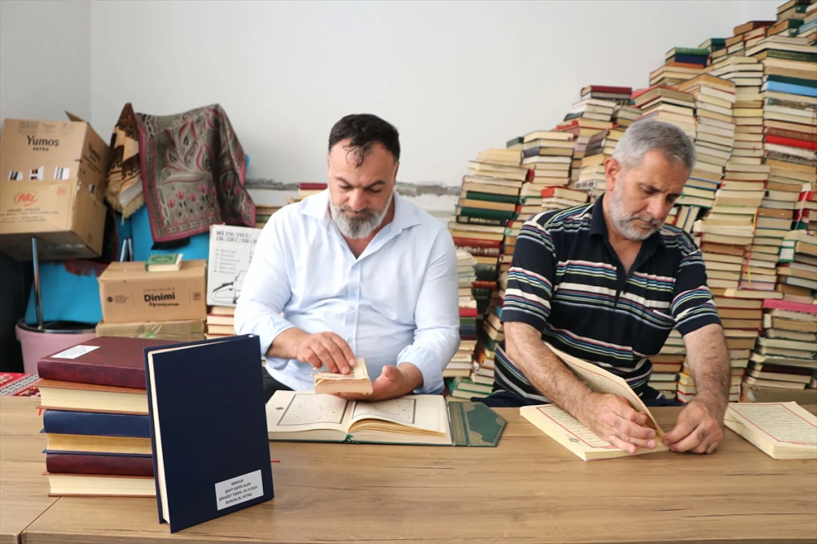 Şehit oğlunun hayrına Kur'an-ı Kerim onarıyor