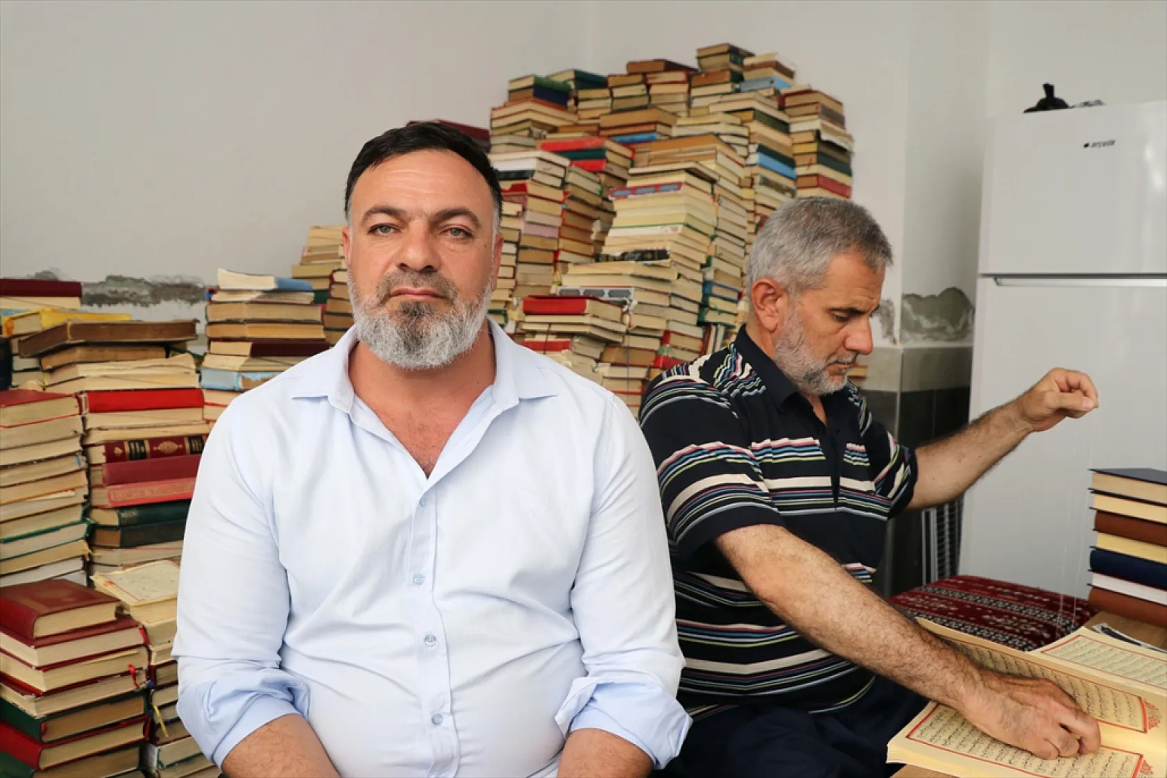 Şehit oğlunun hayrına Kur'an-ı Kerim onarıyor