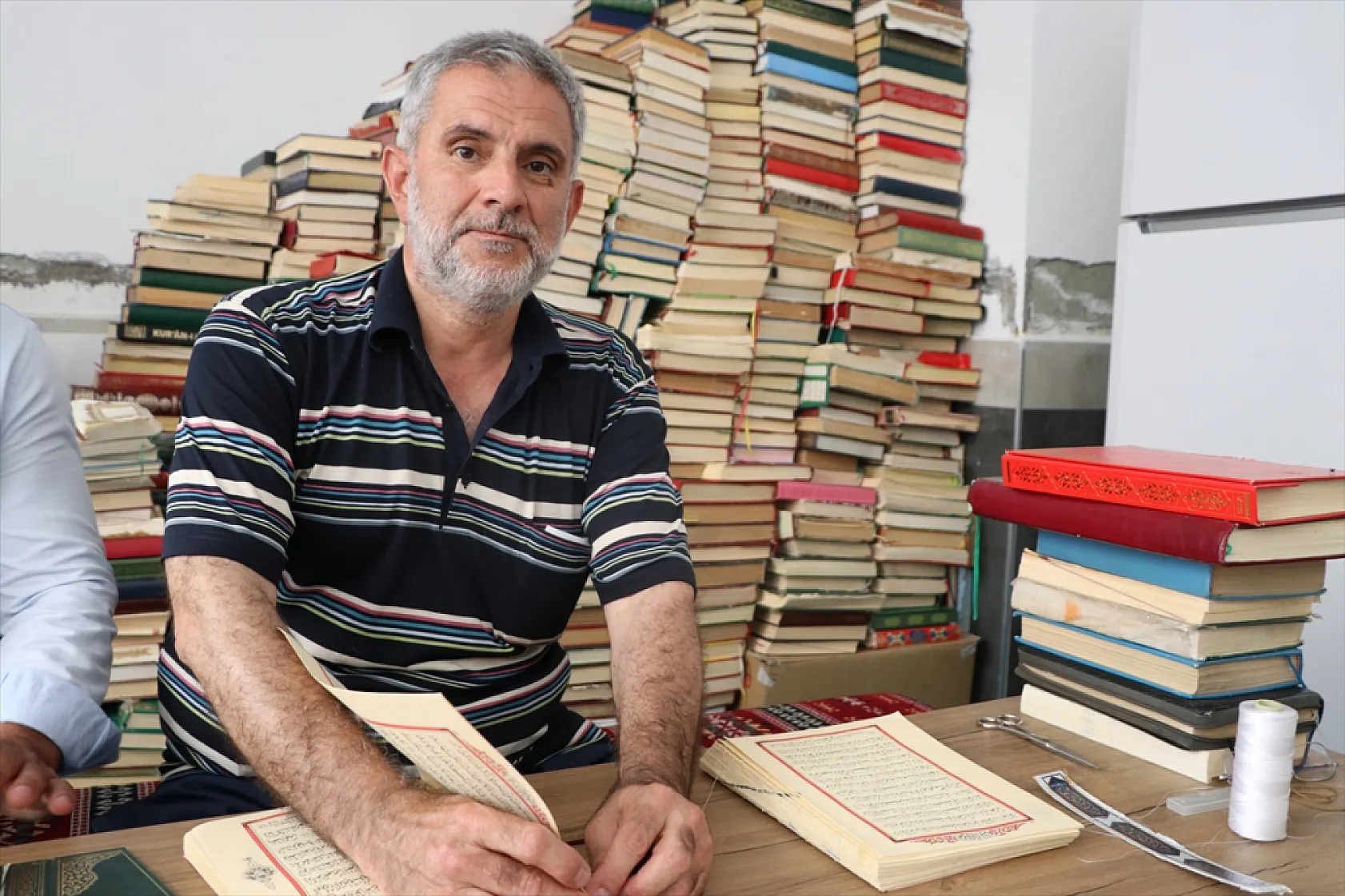 Şehit oğlunun hayrına Kur'an-ı Kerim onarıyor