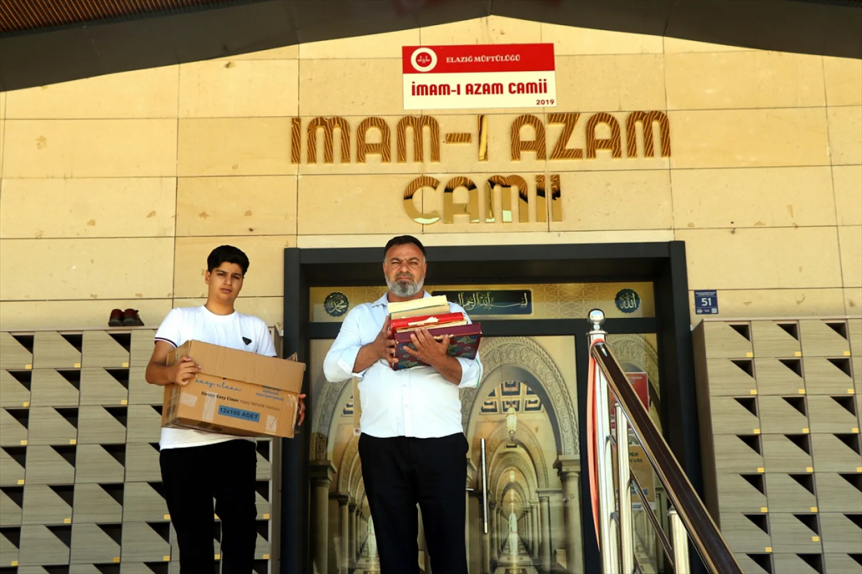 Şehit oğlunun hayrına Kur'an-ı Kerim onarıyor