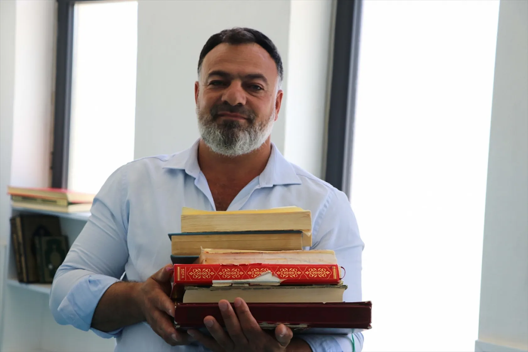 Şehit oğlunun hayrına Kur'an-ı Kerim onarıyor