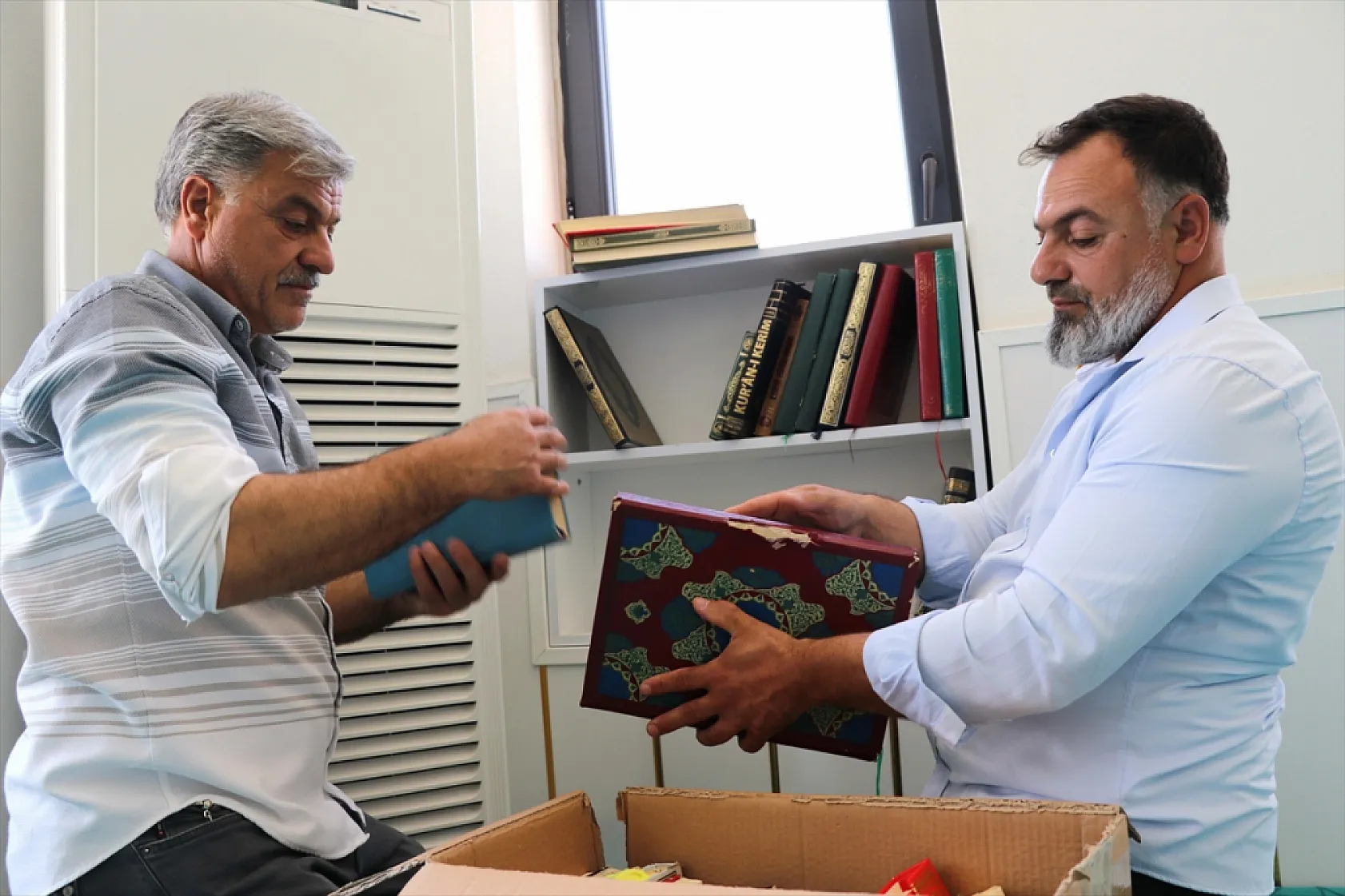 Şehit oğlunun hayrına Kur'an-ı Kerim onarıyor