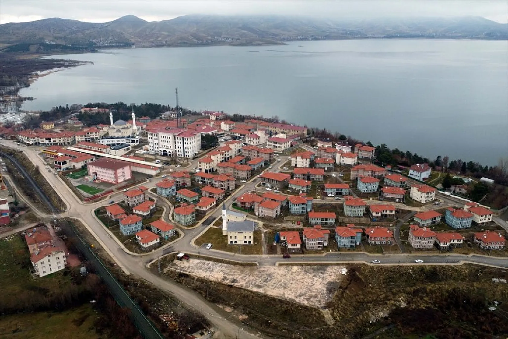 Sivrice'nin çehresi dirençli konutlarla değişiyor