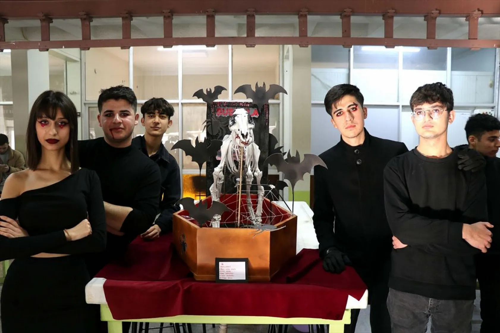 Topladıkları hayvan kemiklerini anatomi dersi için iskelete dönüştürdüler