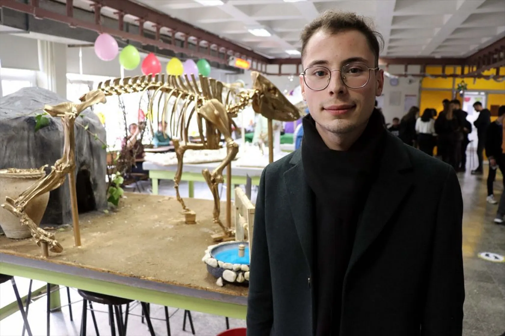 Topladıkları hayvan kemiklerini anatomi dersi için iskelete dönüştürdüler