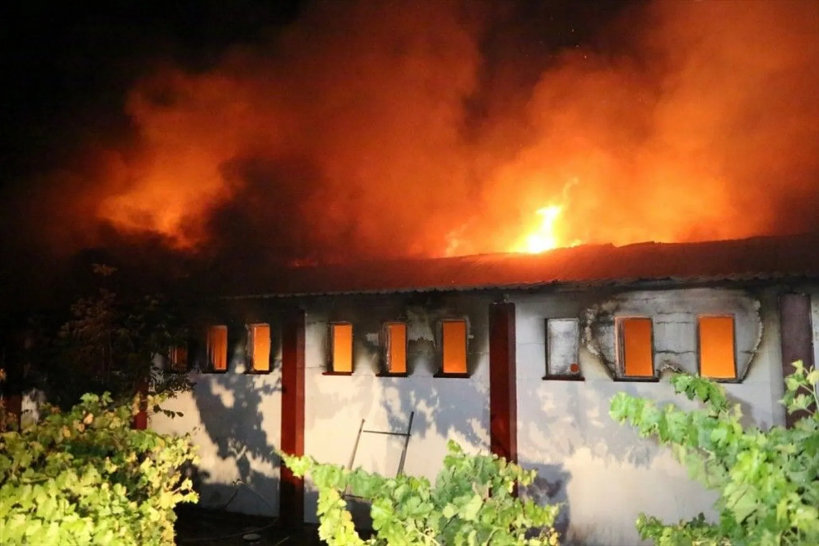 Elazığ'daki büyük yangın fotoğraf karelerine böyle yansıdı