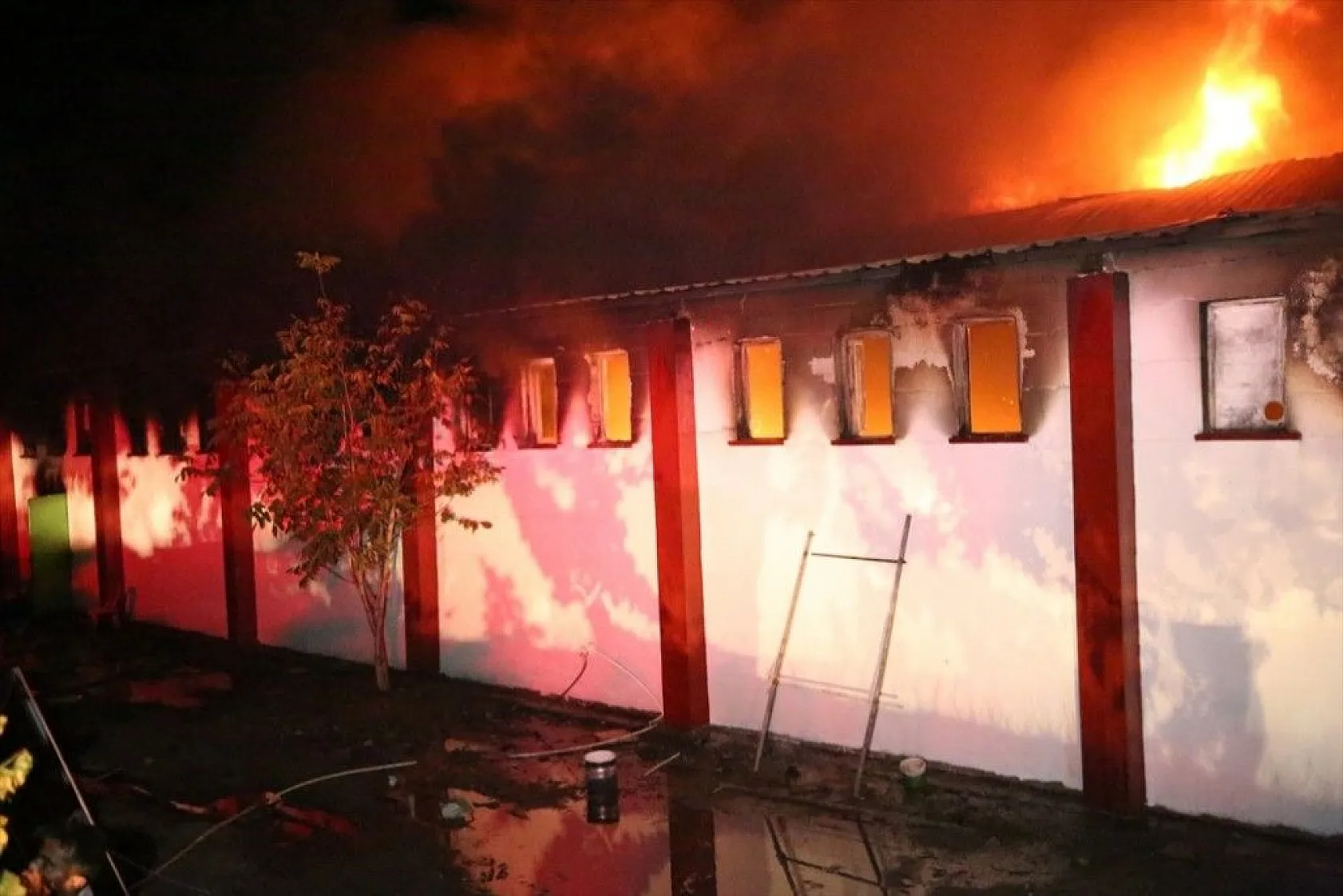 Elazığ'daki büyük yangın fotoğraf karelerine böyle yansıdı