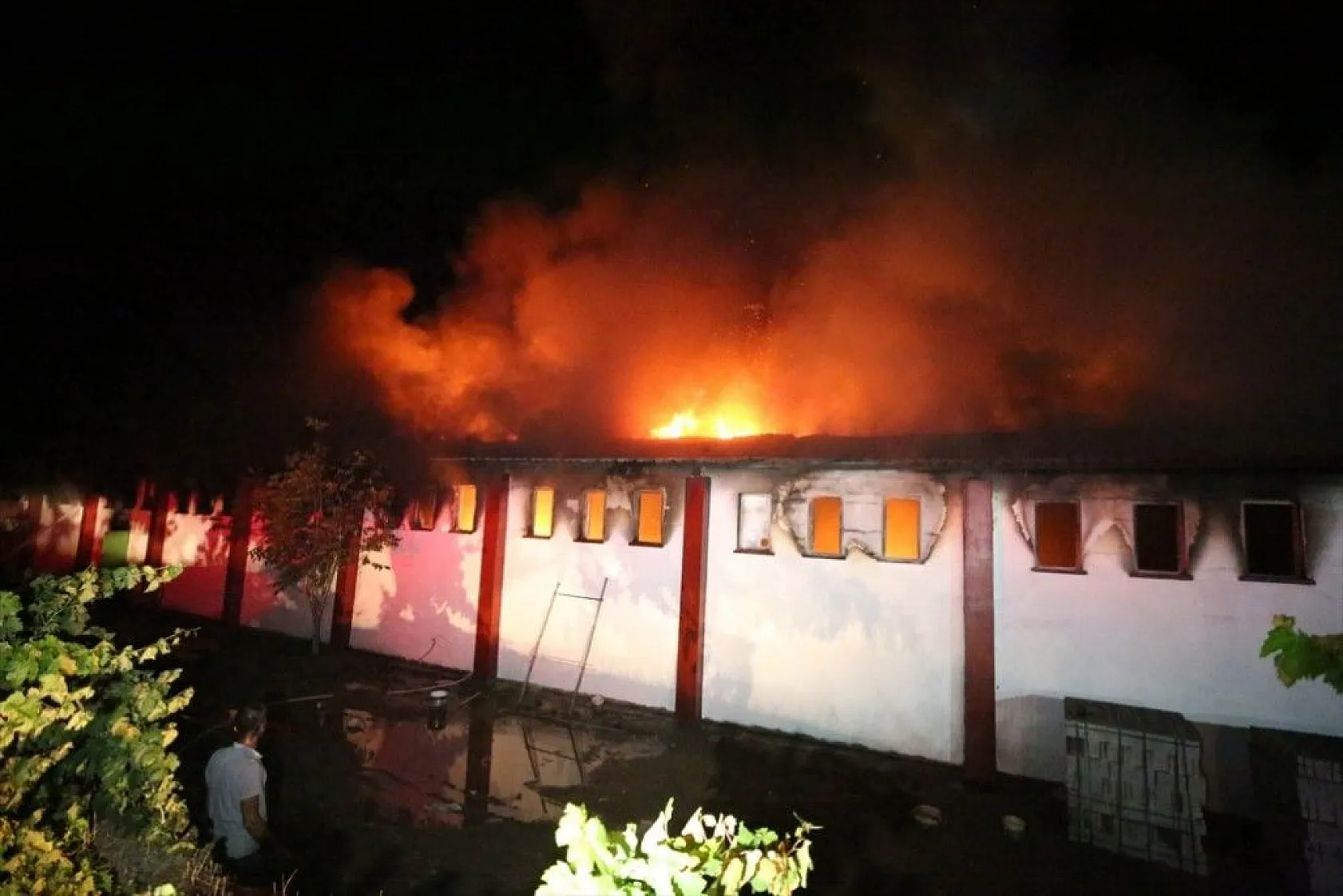 Elazığ'daki büyük yangın fotoğraf karelerine böyle yansıdı