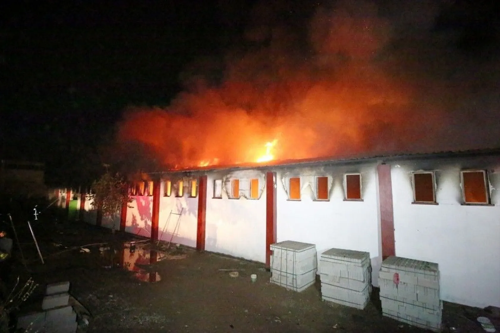 Elazığ'daki büyük yangın fotoğraf karelerine böyle yansıdı