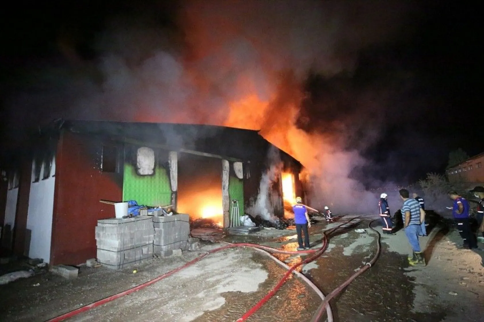 Elazığ'daki büyük yangın fotoğraf karelerine böyle yansıdı