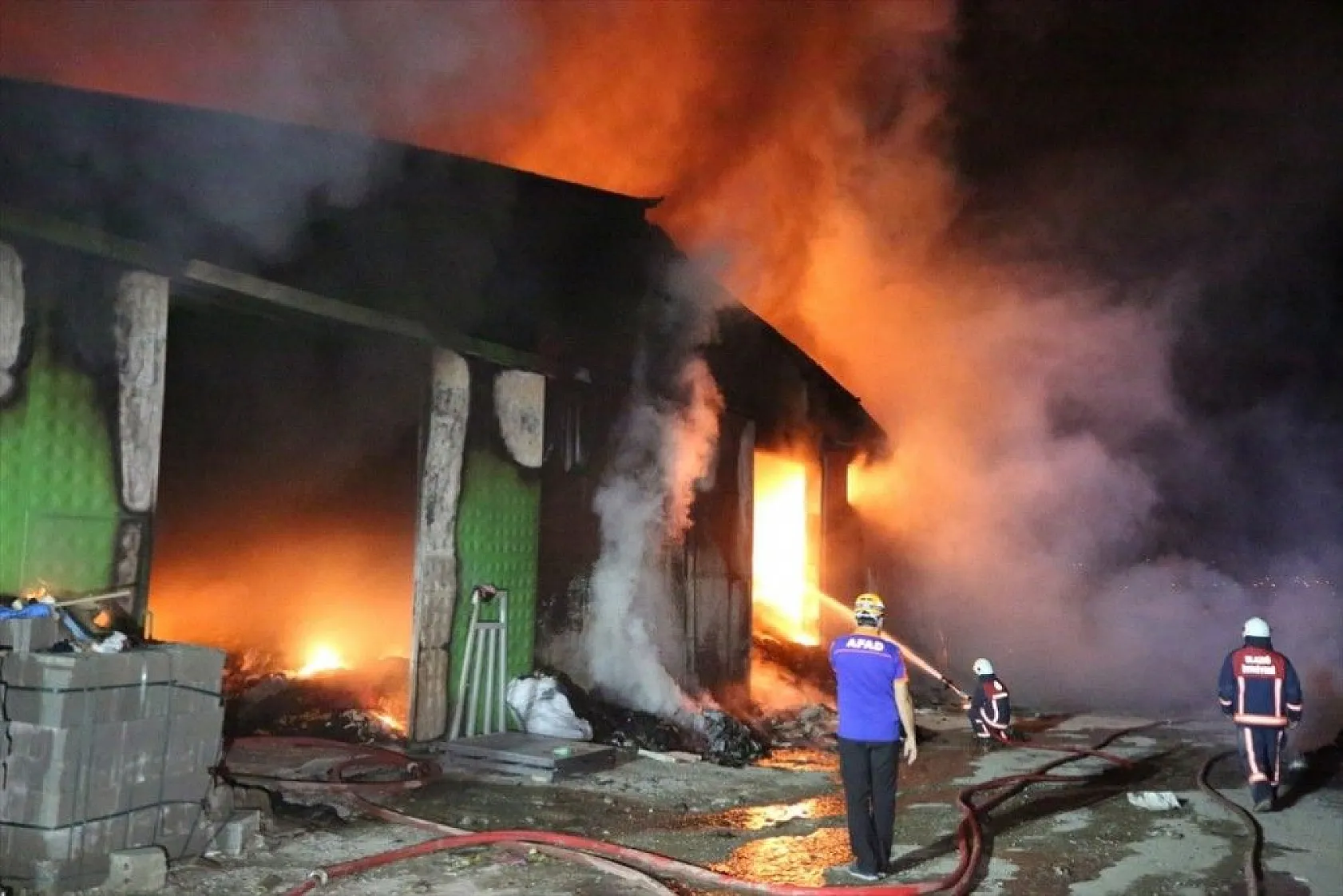 Elazığ'daki büyük yangın fotoğraf karelerine böyle yansıdı
