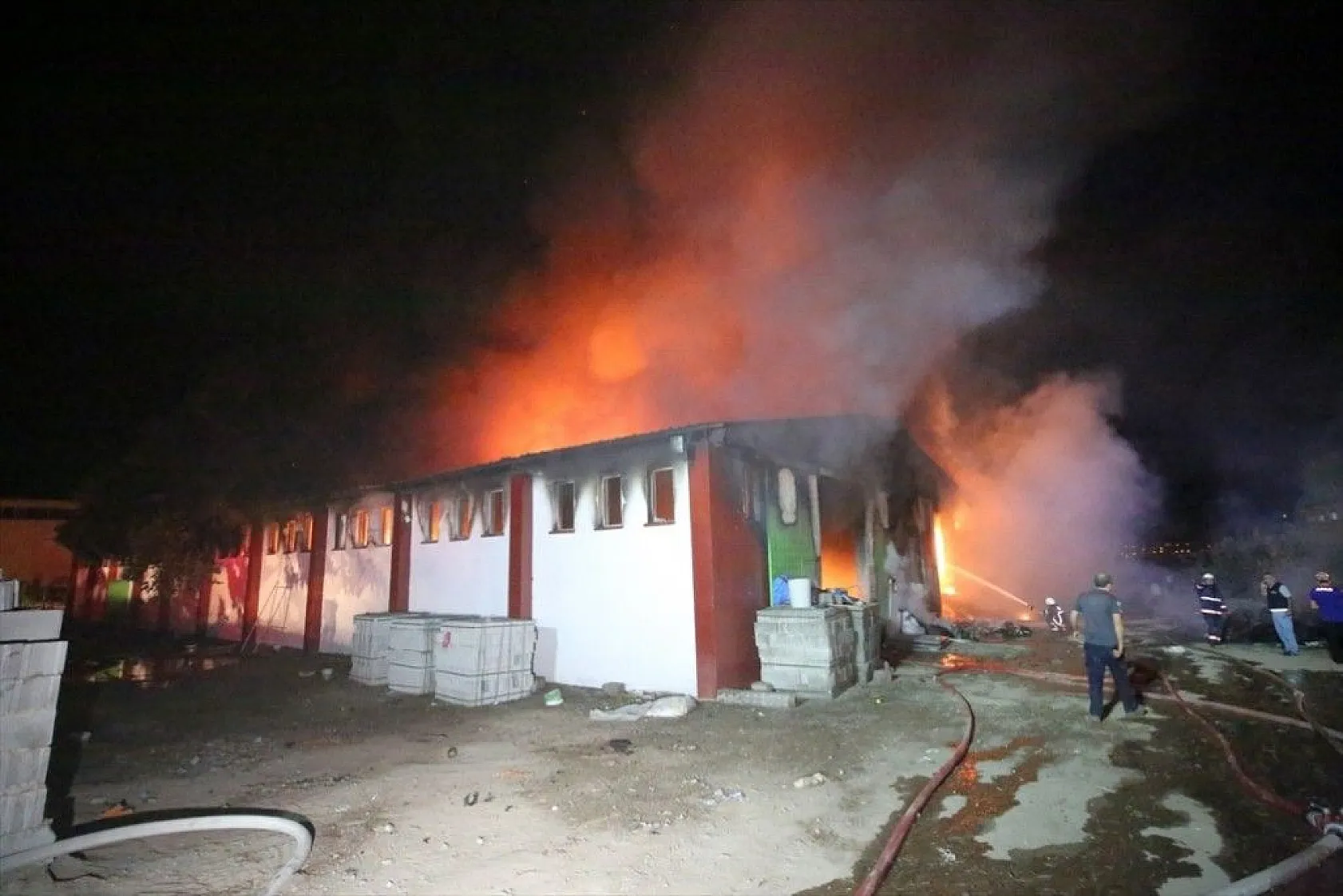 Elazığ'daki büyük yangın fotoğraf karelerine böyle yansıdı