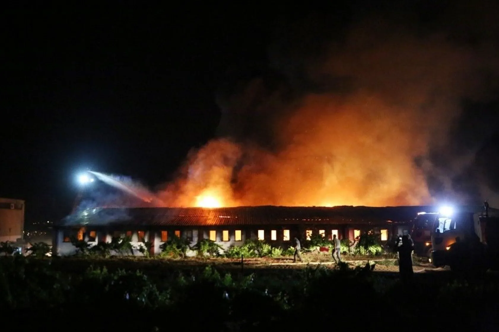 Elazığ'daki büyük yangın fotoğraf karelerine böyle yansıdı