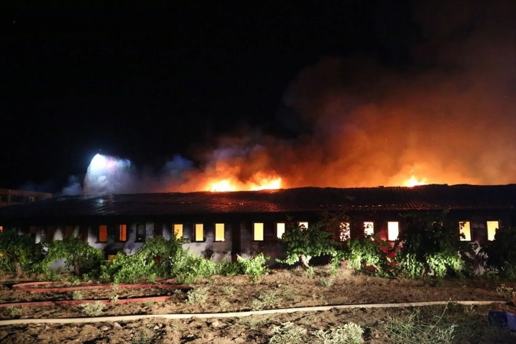 Elazığ'daki büyük yangın fotoğraf karelerine böyle yansıdı