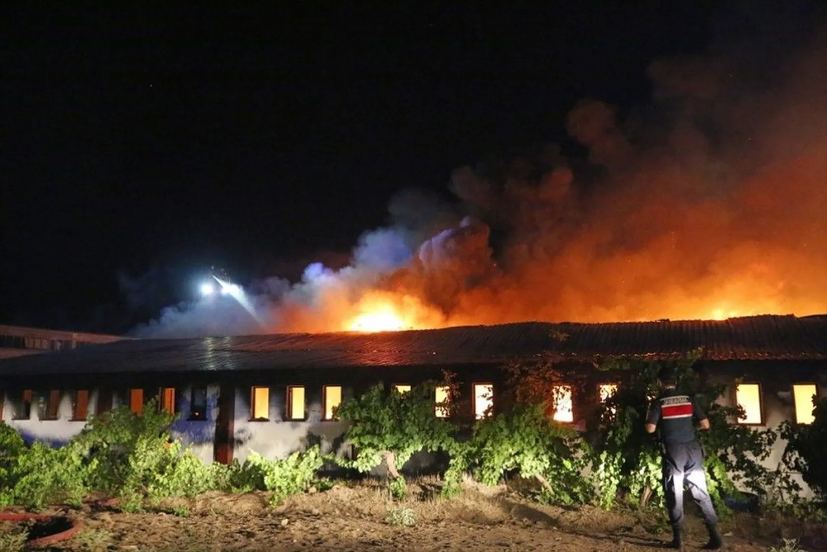 Elazığ'daki büyük yangın fotoğraf karelerine böyle yansıdı