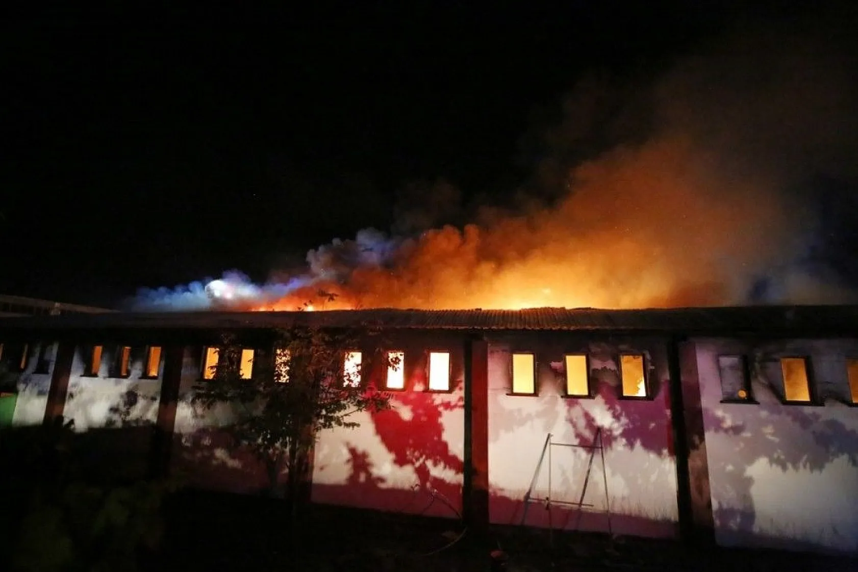 Elazığ'daki büyük yangın fotoğraf karelerine böyle yansıdı