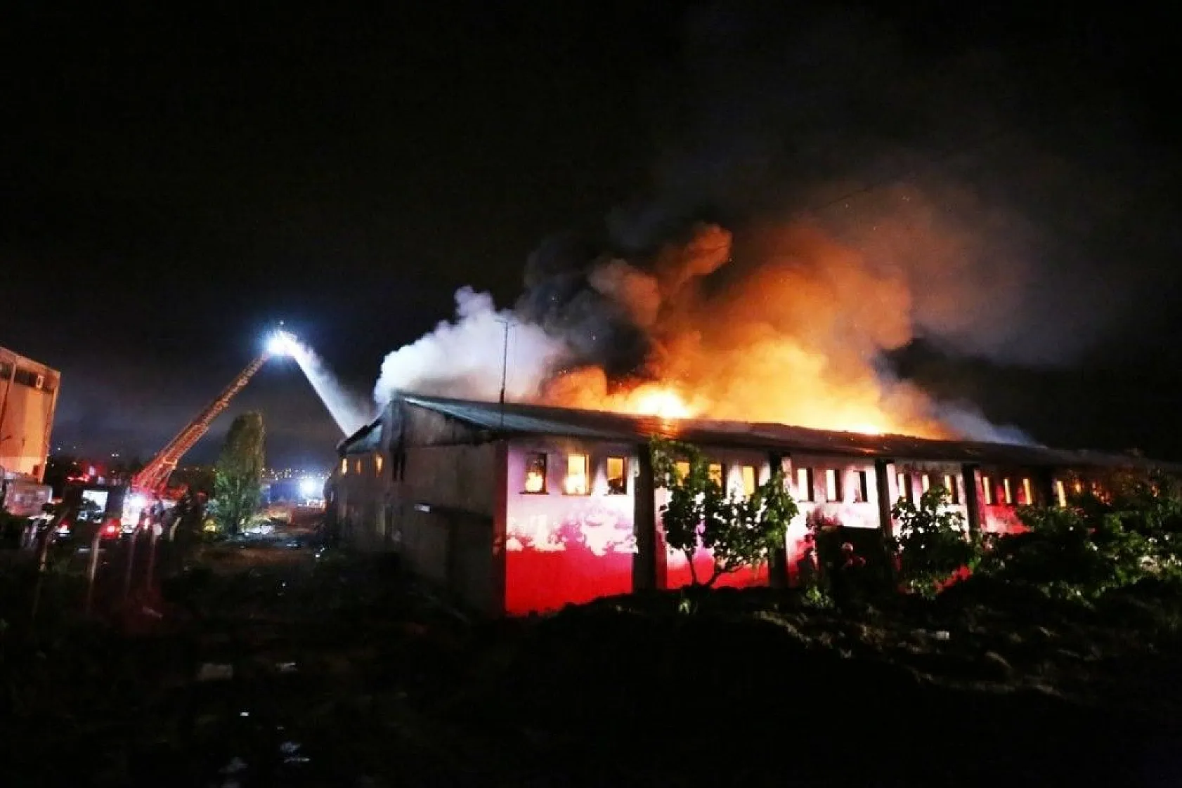 Elazığ'daki büyük yangın fotoğraf karelerine böyle yansıdı